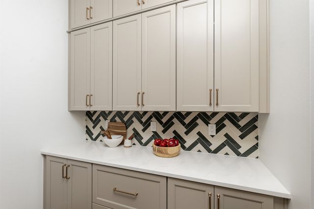 3927 Westgate Parkway, Clive, IA 50325