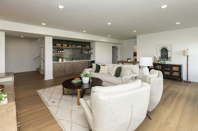 3927 Westgate Parkway, Clive, IA 50325