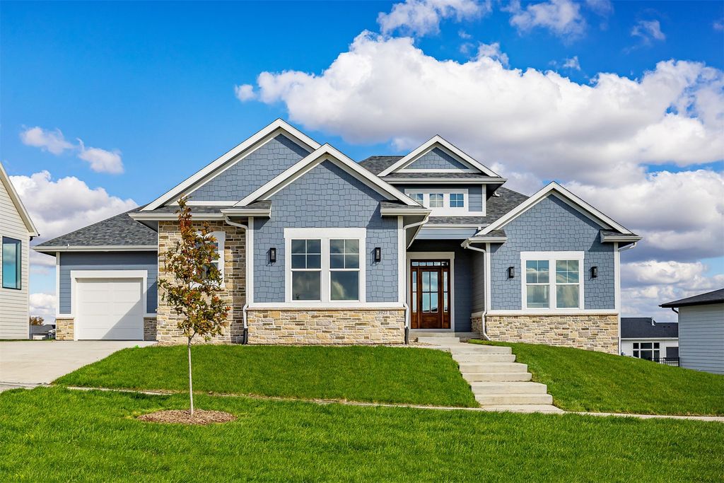 3927 Westgate Parkway, Clive, IA 50325