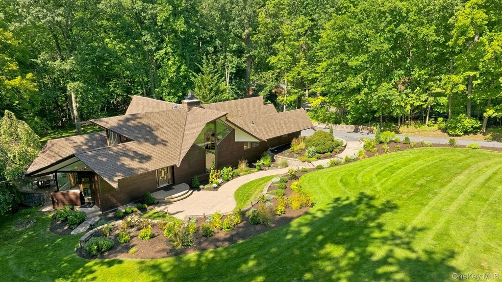 543 Scarborough Road, Briarcliff Manor, NY 10510 — photo 2