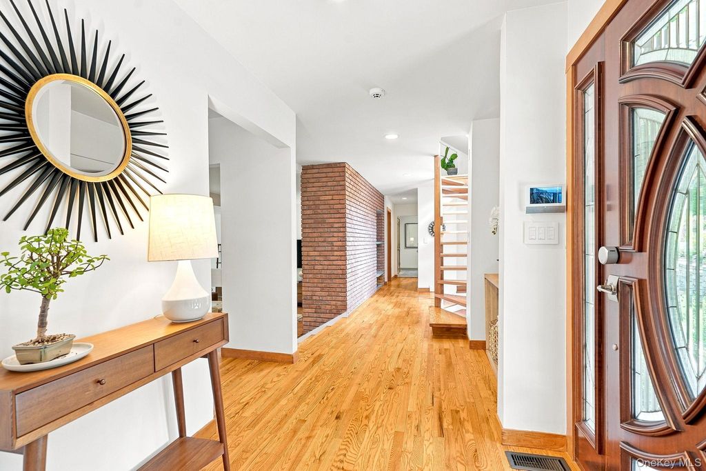543 Scarborough Road, Briarcliff Manor, NY 10510 — photo 5