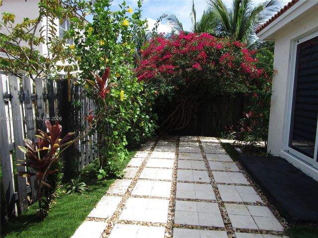 2261 NE 42nd Cir, Homestead, FL 33033