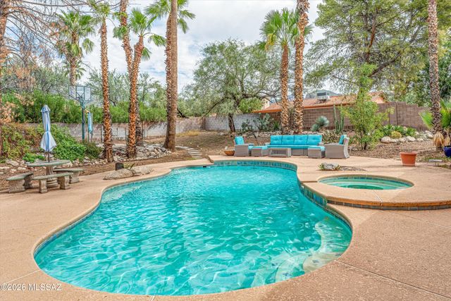 5747 N Via Umbrosa, Tucson, AZ 85750