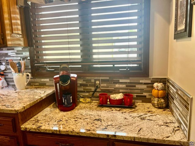 2952 SW Woodstock LN, Topeka, KS 66614