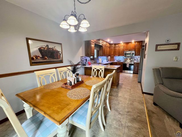 2952 SW Woodstock LN, Topeka, KS 66614