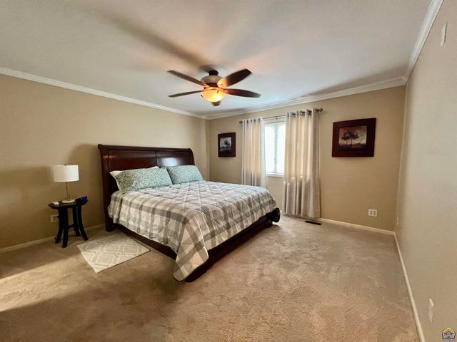 2952 SW Woodstock LN, Topeka, KS 66614