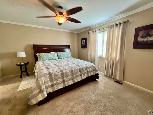 2952 SW Woodstock LN, Topeka, KS 66614