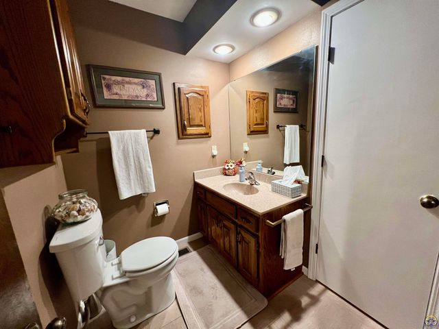 2952 SW Woodstock LN, Topeka, KS 66614