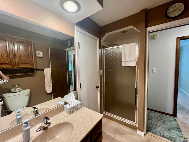 2952 SW Woodstock LN, Topeka, KS 66614