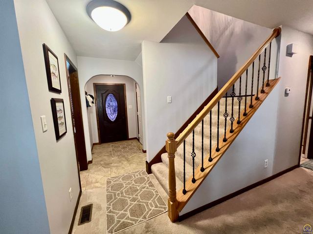 2952 SW Woodstock LN, Topeka, KS 66614