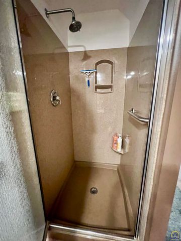 2952 SW Woodstock LN, Topeka, KS 66614