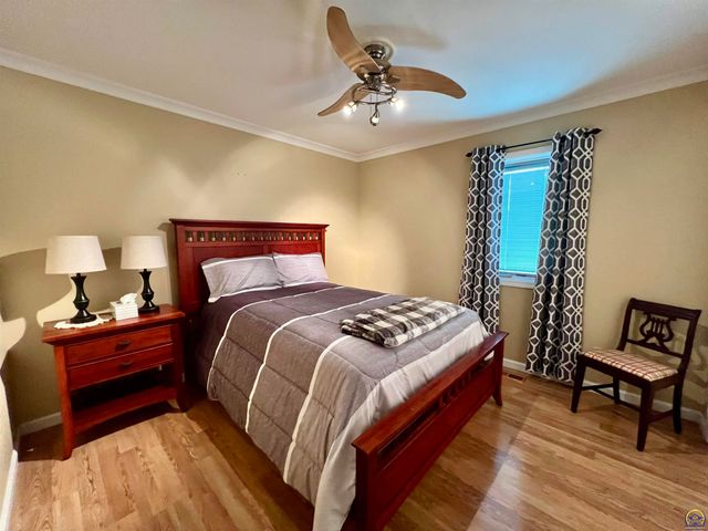 2952 SW Woodstock LN, Topeka, KS 66614