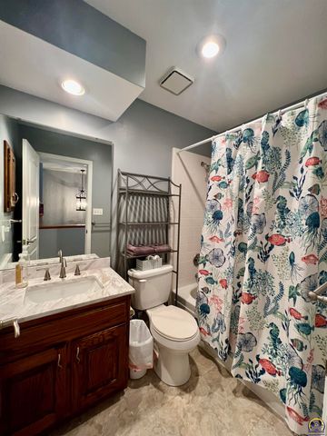 2952 SW Woodstock LN, Topeka, KS 66614