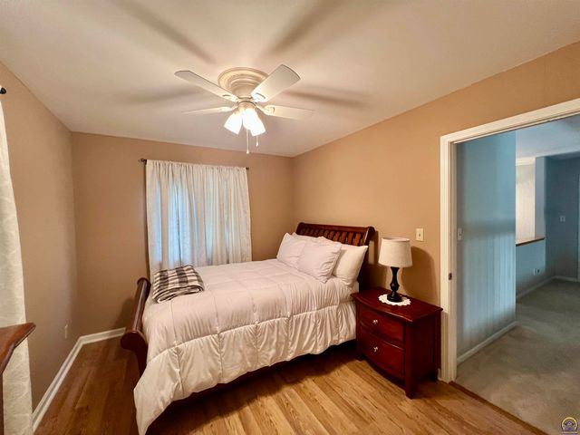 2952 SW Woodstock LN, Topeka, KS 66614