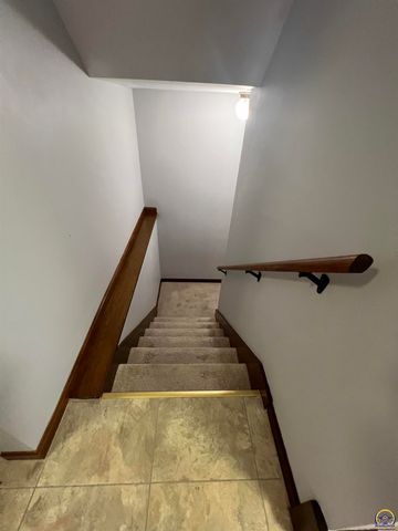 2952 SW Woodstock LN, Topeka, KS 66614