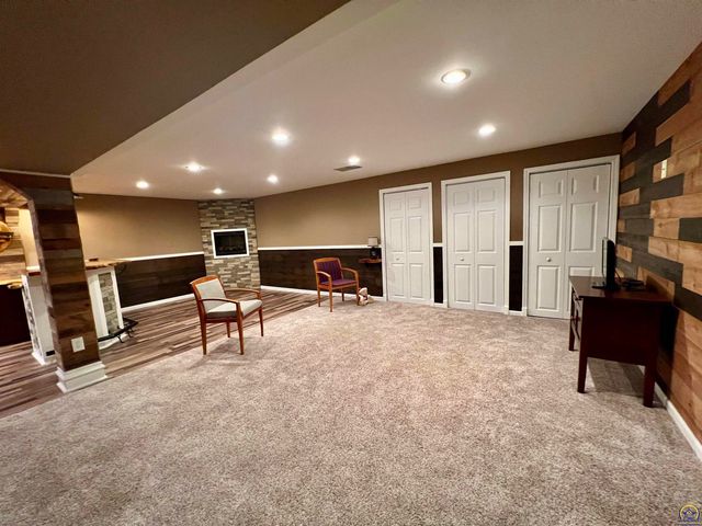 2952 SW Woodstock LN, Topeka, KS 66614