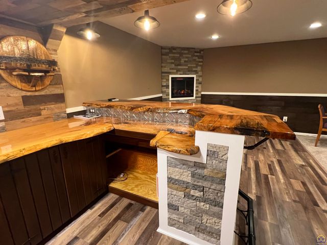 2952 SW Woodstock LN, Topeka, KS 66614