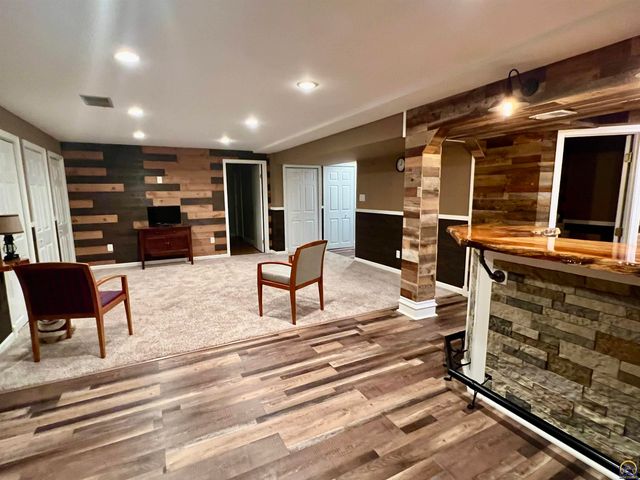 2952 SW Woodstock LN, Topeka, KS 66614