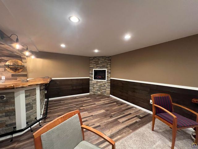 2952 SW Woodstock LN, Topeka, KS 66614