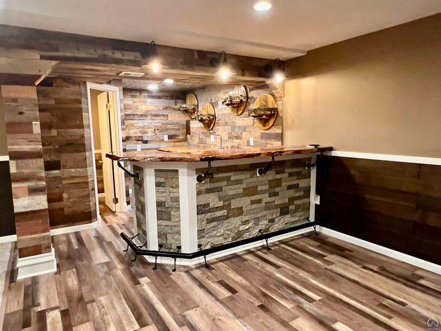 2952 SW Woodstock LN, Topeka, KS 66614