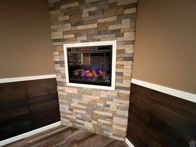 2952 SW Woodstock LN, Topeka, KS 66614