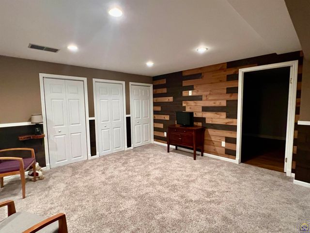 2952 SW Woodstock LN, Topeka, KS 66614