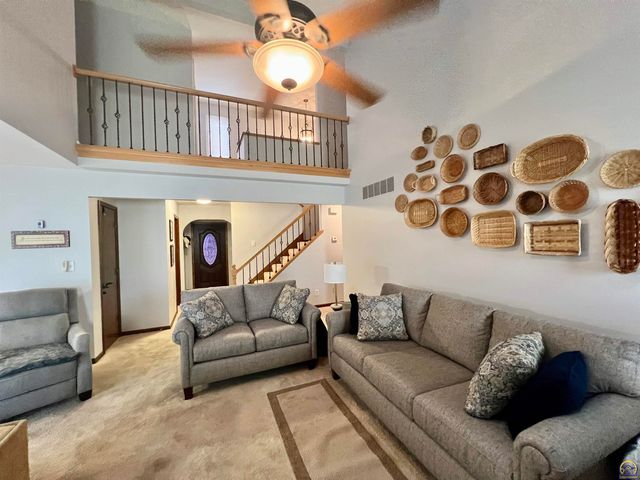 2952 SW Woodstock LN, Topeka, KS 66614