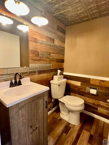 2952 SW Woodstock LN, Topeka, KS 66614