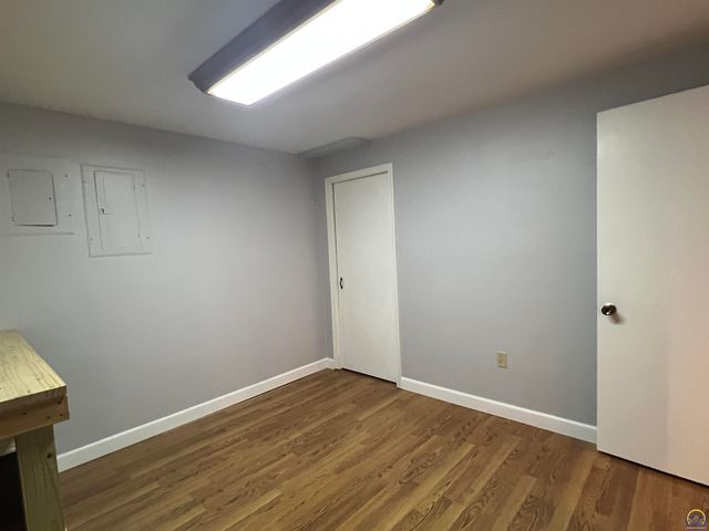 2952 SW Woodstock LN, Topeka, KS 66614