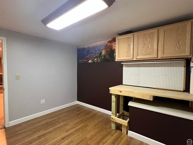 2952 SW Woodstock LN, Topeka, KS 66614