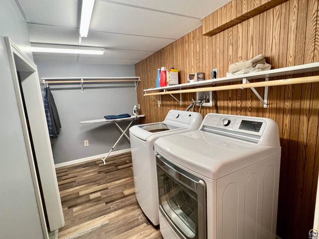 2952 SW Woodstock LN, Topeka, KS 66614