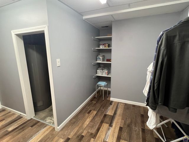 2952 SW Woodstock LN, Topeka, KS 66614