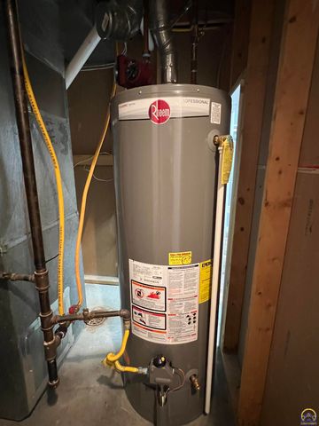 2952 SW Woodstock LN, Topeka, KS 66614