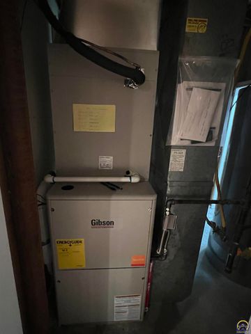 2952 SW Woodstock LN, Topeka, KS 66614