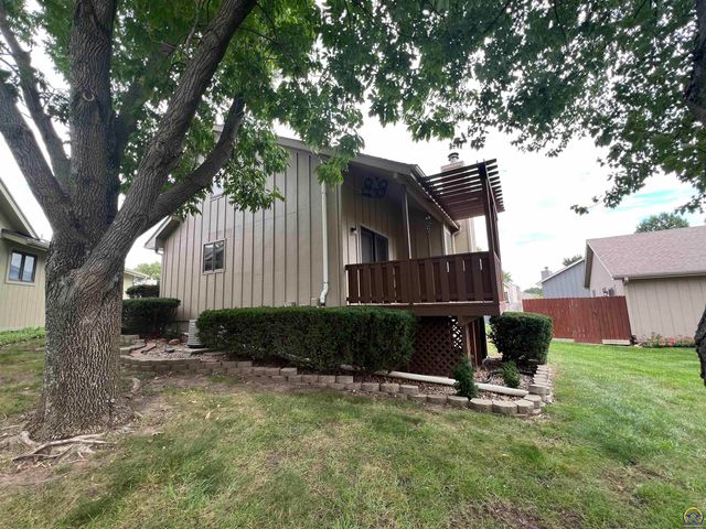 2952 SW Woodstock LN, Topeka, KS 66614