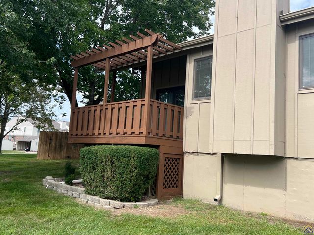 2952 SW Woodstock LN, Topeka, KS 66614