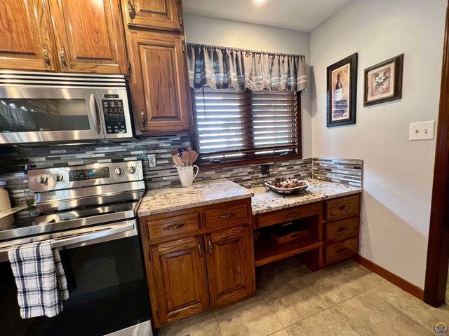 2952 SW Woodstock LN, Topeka, KS 66614