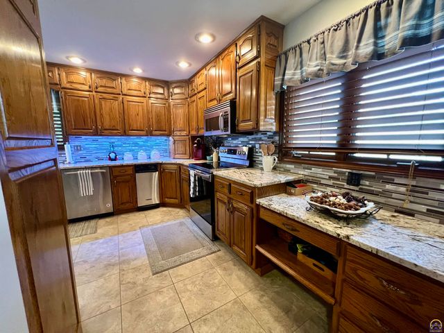 2952 SW Woodstock LN, Topeka, KS 66614