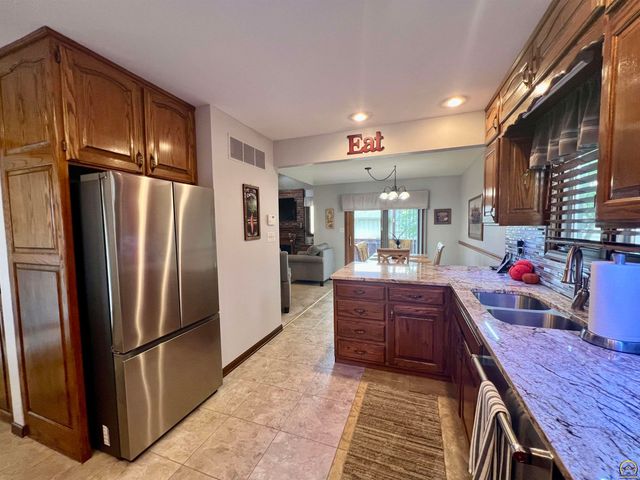 2952 SW Woodstock LN, Topeka, KS 66614