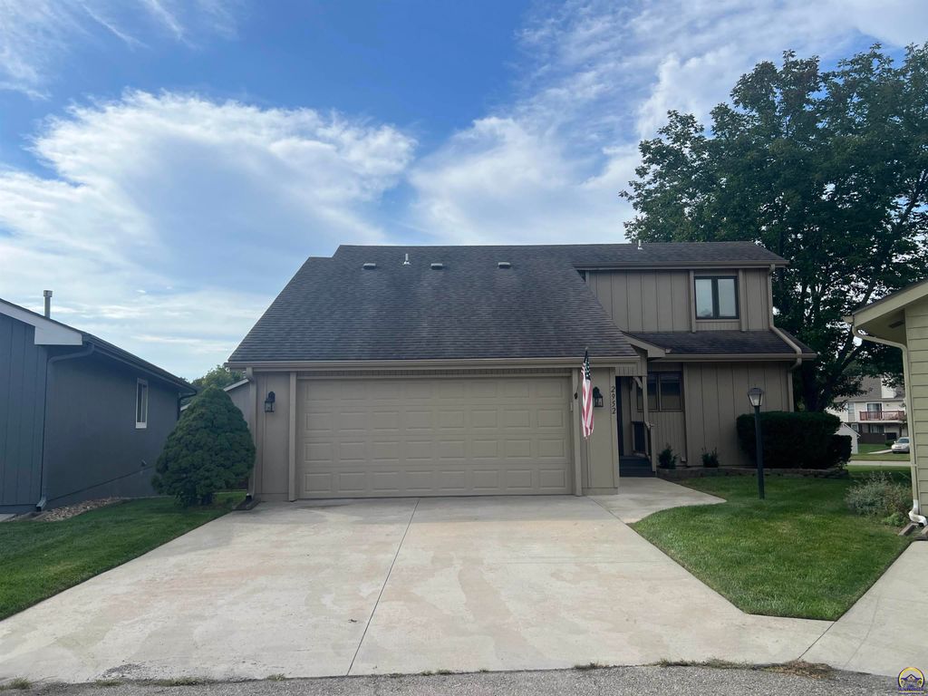 2952 SW Woodstock LN, Topeka, KS 66614