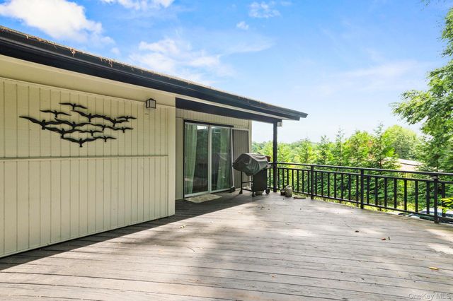 25 Ackerman Avenue, Airmont, NY 10901