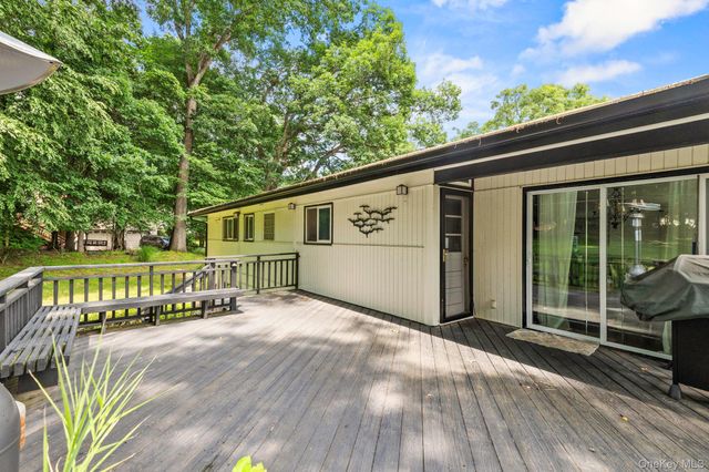 25 Ackerman Avenue, Airmont, NY 10901