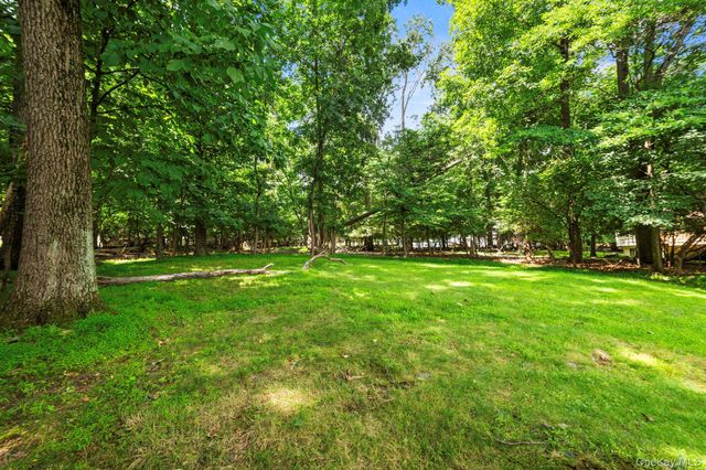 25 Ackerman Avenue, Airmont, NY 10901