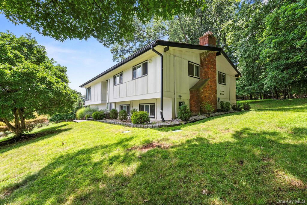 25 Ackerman Avenue, Airmont, NY 10901