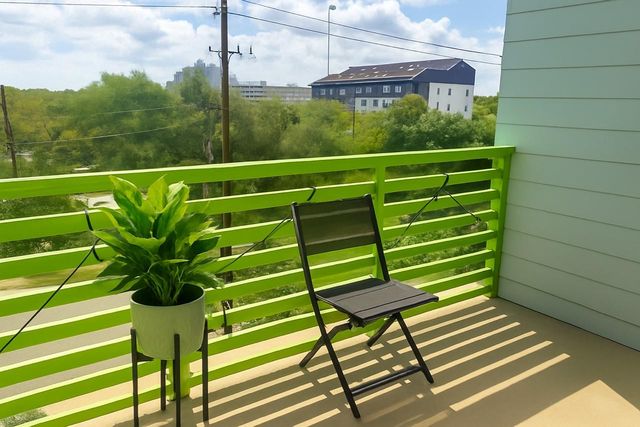 4004 Banister LN 303, Austin, TX 78704