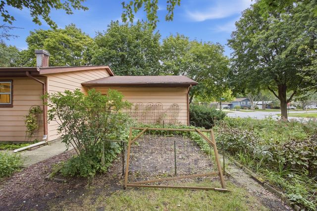 1300 N Lyle Avenue, Elgin, IL 60123