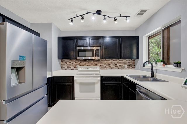 41 Whippoorwill Lane E, Richmond Hill, GA 31324