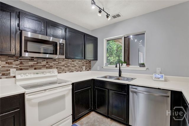 41 Whippoorwill Lane E, Richmond Hill, GA 31324