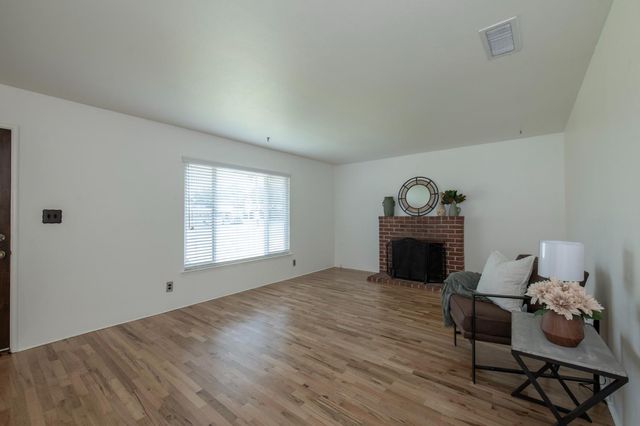 3086 E Holland Avenue, Fresno, CA 93726