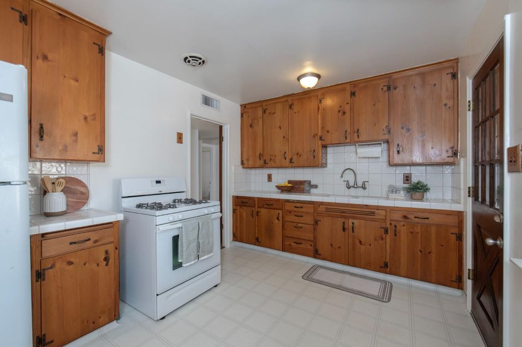 Image 12 of property listing at 3086 E Holland Avenue, Fresno, CA 93726